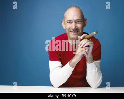 Mann Glatze Kopf Zigarre raucht lächelnd semi-Porträt Serie Menschen Designer Stoppeln Zigarrenraucher Raucher angenehm-Produkte Stockfoto