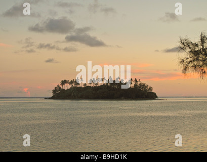 Sonnenuntergang am Taakoka Insel Muri Lagoon-Rarotonga-Cook-Inseln Stockfoto