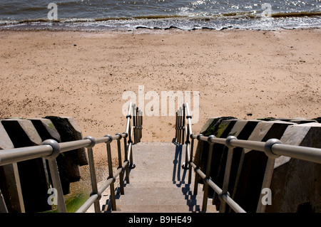 Konkrete Schritte hinunter zum Strand von Clacton on Sea in Essex. Stockfoto