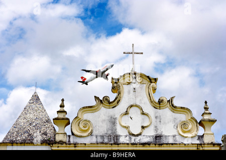 Flugzeug über Igreja Nossa Senhora da Pena Porto Seguro Bahia Brasilien Südamerika Stockfoto
