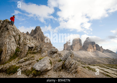 Mann auf Felsen, Blick auf Berge Stockfoto