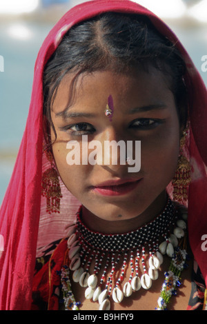 Junge Zigeunerin auf Kishangarh Ghat in Pushkar-See, Pushkar, Rajasthan, Indien Stockfoto