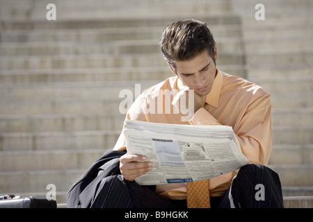 Stadt, Mann, Jung, Anzug, Aktenkoffer, einer, Zeitung Lesen, Stellenanzeigen, Nachdenklich, Stockfoto