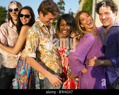 Drei Paare Lächeln bei Sonnenuntergang Stockfoto