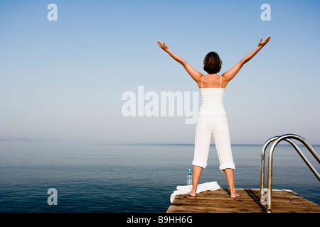 Frau beim Yoga auf einer Mole Stockfoto