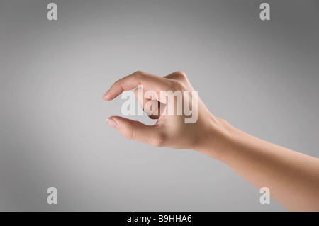 Weibliche Finger, kleine Größe angibt Stockfoto