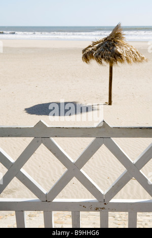 Palm Leaf Sonnenschirm auf Pochomil Strand, Nicaragua, Gießen Schatten im Sand. Stockfoto