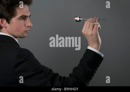 Männliche Beteiligung dart Stockfoto