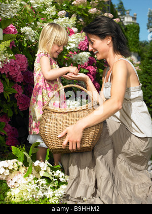 Mutter und Tochter Blumen pflücken Stockfoto