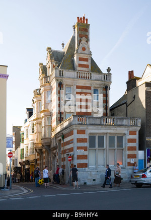 Öffentliche Toiletten gegenüber Weymouth direkt am Meer. Sowie Wohnungen und Geschäfte auf einer der vielen engen Gassen. Dorset. UK Stockfoto