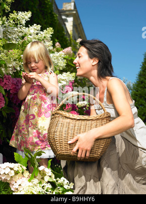 Mutter und Tochter Blumen pflücken Stockfoto