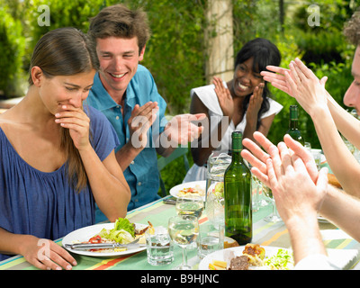 Freunden zu Mittag im Garten Stockfoto