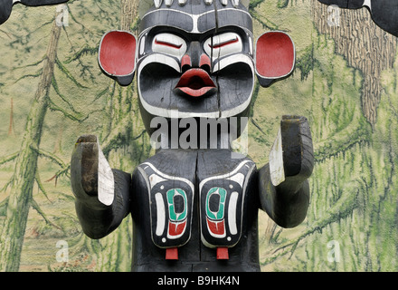 Totempfahl der Indianer Cowichan, close-up, vor einer Wand gemaltes Haus, Duncan, Vancouver Island, Kanada, Nordamerika Stockfoto