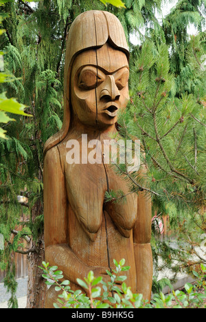 Frau, Totempfahl im Detail, Duncan, Vancouver Island, Kanada, Nordamerika Stockfoto
