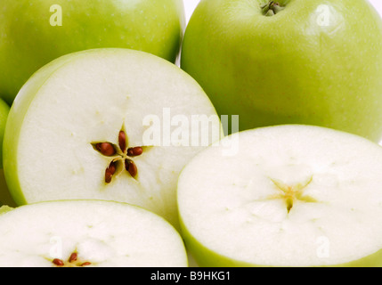 Äpfel, in Hälften und ganze schneiden Stockfoto