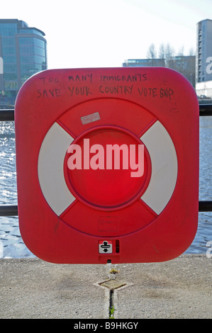 Ein Stück von rassistischen BNP Graffiti auf einige lebensrettende Ausrüstung am Kai des Flusses Tyne, Newcastle geschrieben. Stockfoto