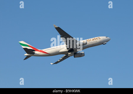 Emirate Verkehrsflugzeug Airbus A330-200 während des Fluges Aufstieg Stockfoto