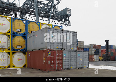 Container Terminal Bonn, Standard und Tank-Container in den Arbeitsbereich von einem Containerumschlag Gantry-Kran, Container für Stockfoto