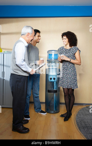 Zufälligen Begegnung von Büro-Wasser-Kühler Stockfoto