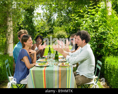 Freunden zu Mittag im Garten Stockfoto
