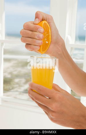 Hand drückte orange Saft Stockfoto