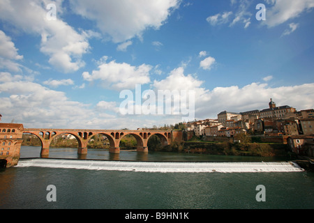 Panorama von der Brücke über den Fluss Tarn in Albi, Frankreich Stockfoto