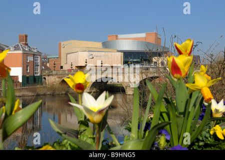 Theatre Severn und Waliser Brücke im Frühjahr Shrewsbury Shropshire Stockfoto