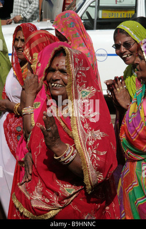 Frauen in einer Hindu-Hochzeit Prozession in Udaipur, Rajasthan, Indien Stockfoto