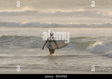 Surfer in den Atlantik, Fuerteventura, Kanarische Inseln, Spanien, Europa Stockfoto