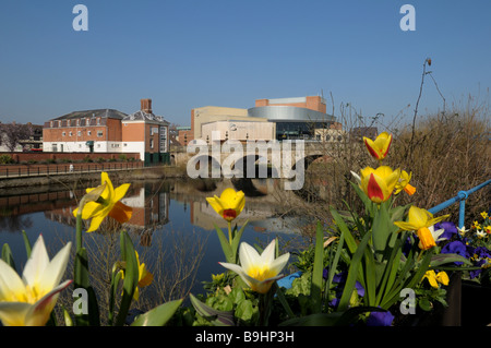 Theatre Severn und Waliser Brücke im Frühjahr Shrewsbury Shropshire Stockfoto