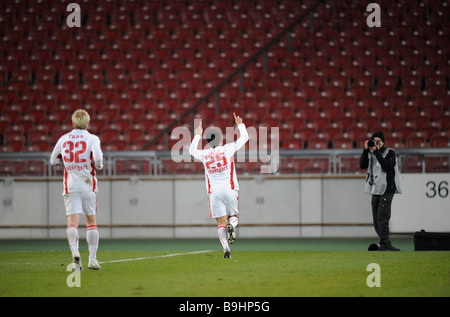 Elson, VfB Stuttgart, Mitte, drücken Sie vor leeren Rängen jubeln am linken Patrick Funk, VfB Stuttgart, auf der rechten Seite Foto Stockfoto