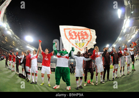 VfB Stuttgart Team feiert den Sieg mit Maskottchen Fritzle im Ventilator blockieren, Mercedes-Benz Arena, Stuttgart, Baden-Wuerttem Stockfoto