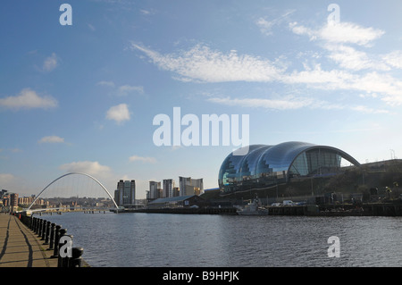 Das Salbei-Musikzentrum in Gateshead, fotografiert von der Newcastle-upon-Tyne-Seite des Flusses. Stockfoto