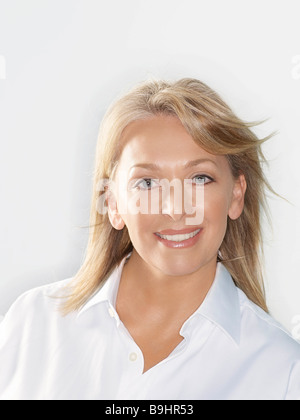 Schönheit-Porträt der mittlere gealterte Frau Stockfoto