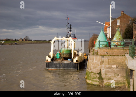 Die St. Edmund vertäut gegen Purfleet Quay im Fluss Great Ouse, King's Lynn, Norfolk. Stockfoto