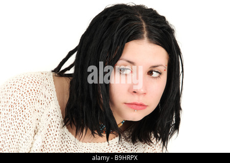 Porträt des jungen Mädchens mit Gesicht Piercings und Zöpfe mit Blick auf Studio gedreht Stockfoto