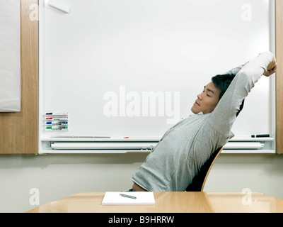 Junger Geschäftsmann entspannend Stockfoto