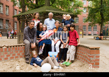 Familienfoto mit drei Generationen am ersten Tag der Schule Stockfoto