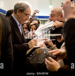 Songwriter Franco Battiato Unterzeichnung Exemplare seines Buches in Buchhandlung Flaccovio Palermo Italien Stockfoto