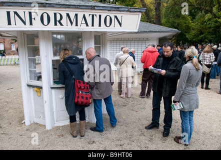 Hoppegarten Galopprennbahn, Infostand, Berlin, Deutschland, Europa Stockfoto