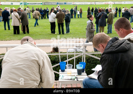 Hoppegarten Galopprennbahn, Spieler auf der Rennstrecke, Berlin, Deutschland, Europa Stockfoto