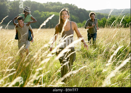 Freunde, die in einem Feld Stockfoto