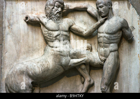 Abschnitt von einem Fries der antiken Parthenon-Skulpturen (Elgin Marbles) von der Akropolis in Athen, Griechenland Schlacht Stockfoto