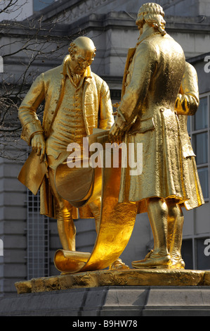 Vergoldete Statue von l bis R Matthew Boulton, Watt und Murdock in Broad Street, Birmingham steht. Volle Länge des Boulton. Stockfoto