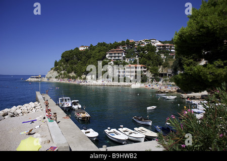 Kroatien Dalpatia Makarska Riviera Brela Bay Harbor Europa Ziel Meer Mittelmeer-Küste Strand Boote ankern Schwimmer Stockfoto