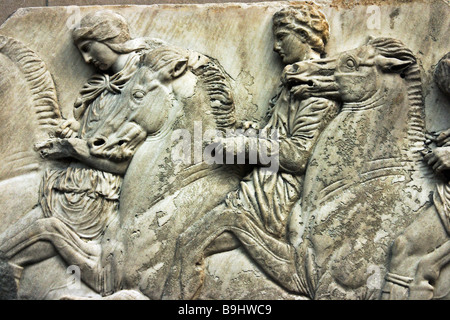 Abschnitt von einem Fries der antiken Parthenon-Skulpturen (Elgin Marbles) von der Akropolis in Athen, Griechenland Schlacht Stockfoto