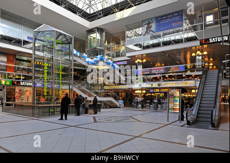 Haupthalle mit Wasseruhr im Europa-Center, Berlin, Deutschland, Europa Stockfoto