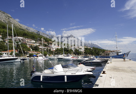 Kroatien Dalpatia Makarska Riviera Brela Hafen Europa Ziel Ferienort Adria mediterranen Hafen-Ort Stockfoto