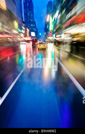 Nachtaufnahme von 42nd Street in der Nähe von Times Sq Stockfoto