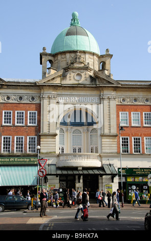 Mount Pleasant Road Royal Tunbridge Wells Kent England Käufer außerhalb des Gebäudes der alten Oper Stockfoto